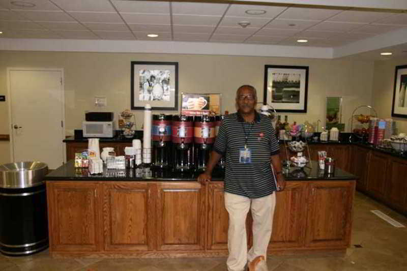 Hampton Inn & Suites Chesapeake-Square Mall Restaurant photo