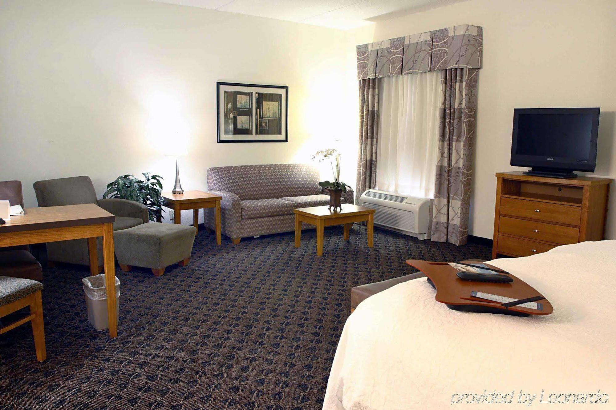 Hampton Inn & Suites Chesapeake-Square Mall Room photo